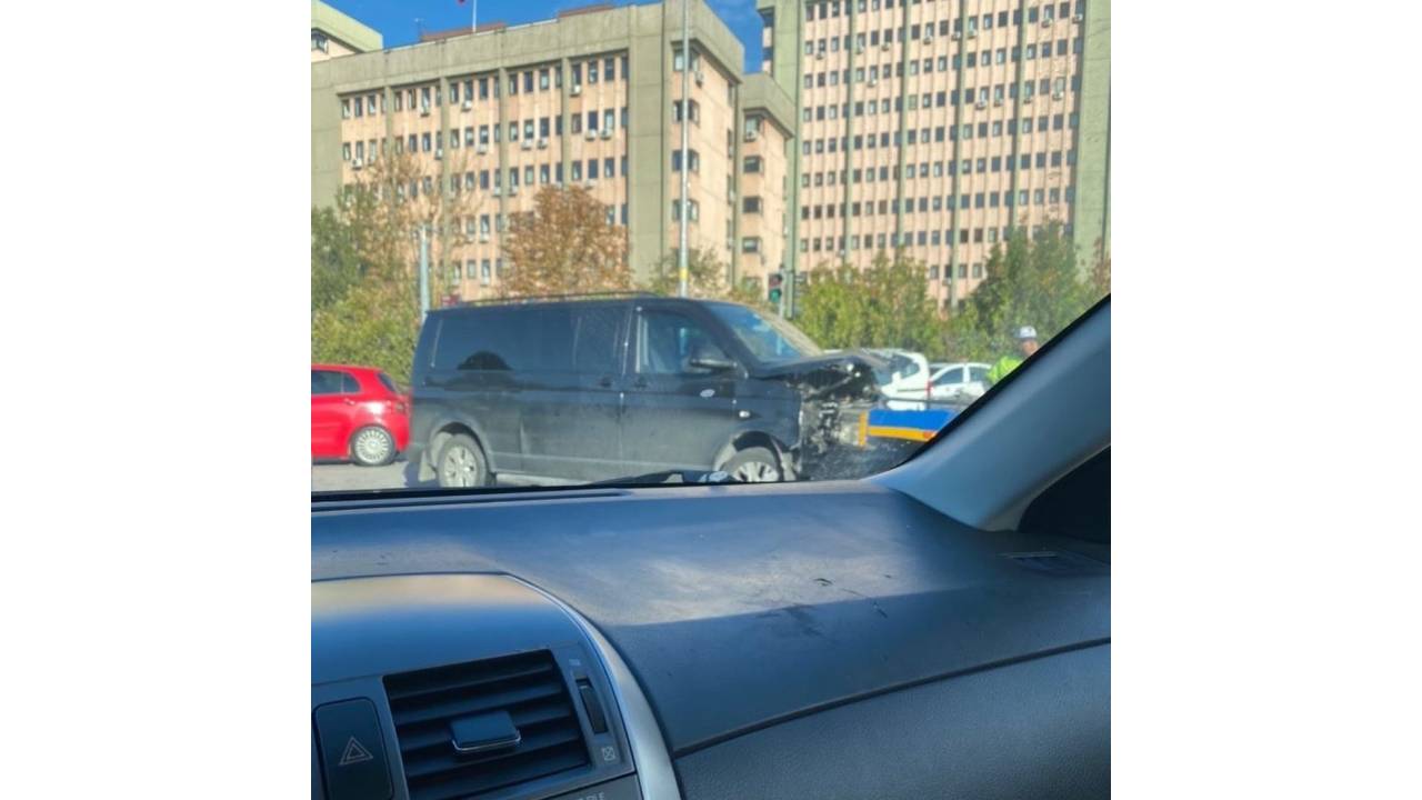 Hdp'li Vekillerin Bulunduğu Minibüs İle Taksi Çarpıştı: 1 Ölü, 3 Yaralı