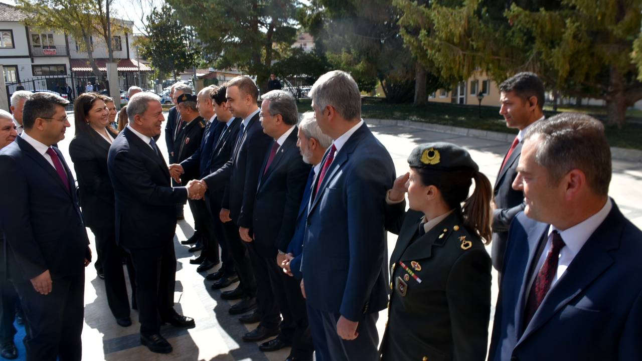 Bakan Akar: Yunanistan'ın, Uzattığımız Barış Elini Tutmasını Bekliyoruz (2)