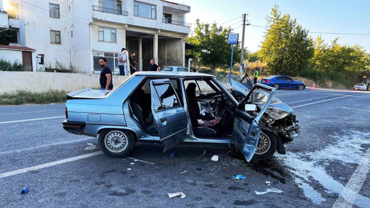 Otomobil, Traktöre Çarptı: 6 Yaralı
