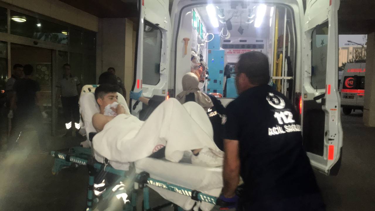 17 Yaşındaki Çocuk, Silahla Şakalaşırken 17 Yaşındaki Akrabasını Çenesinden Vurdu