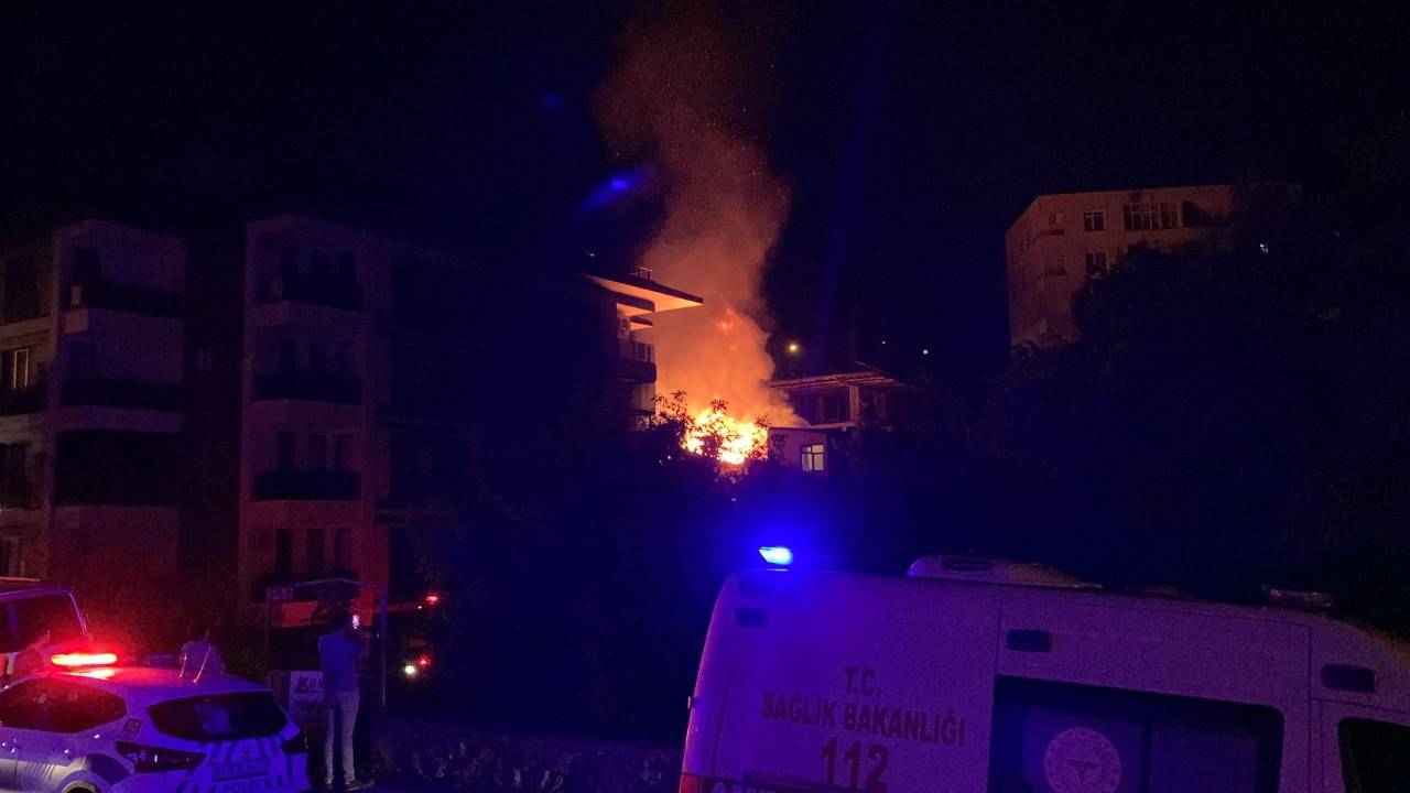 Üsküdar’da İki Katlı Gecekondu Alev Alev Yandı