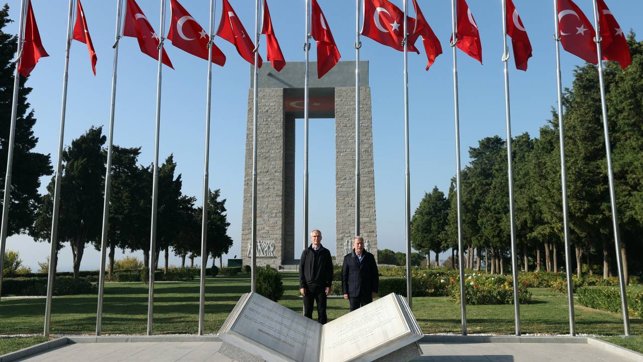 NATO Genel Sekreteri Stoltenberg ile Bakan Akar, Şehitler Abidesi'ni ziyaret etti  (2)