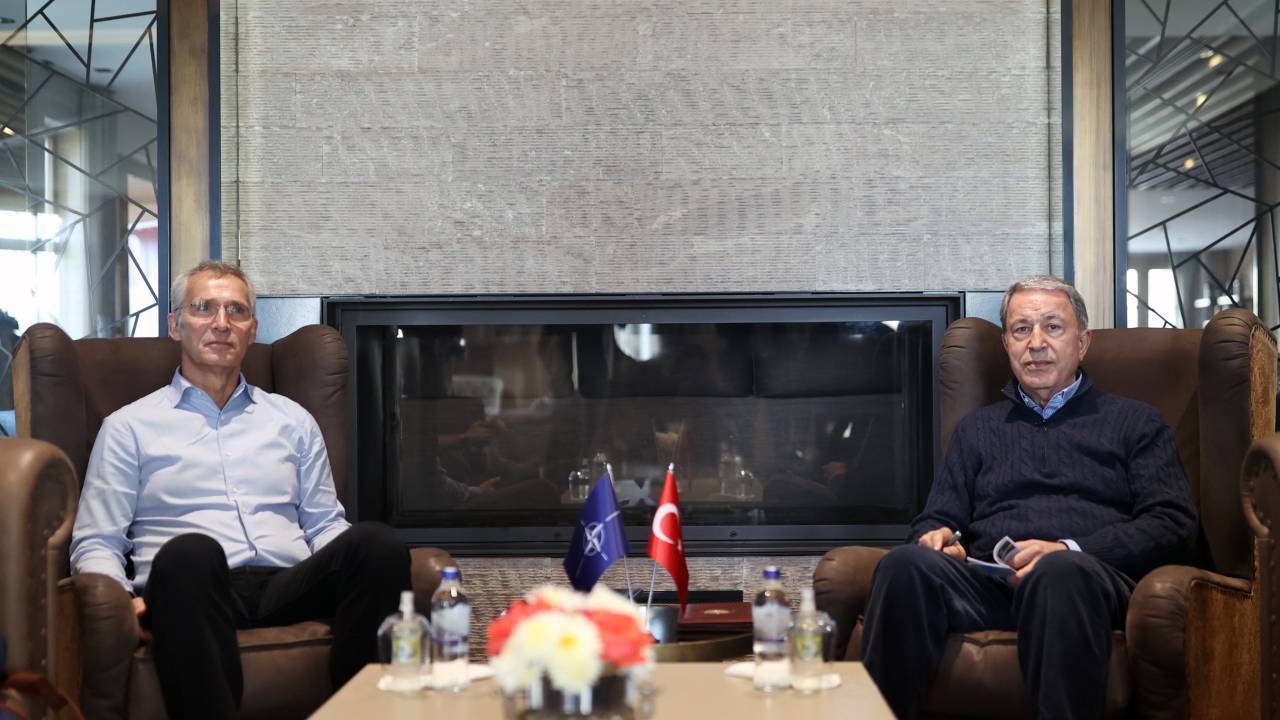 NATO Genel Sekreteri Stoltenberg ile Bakan Akar, Şehitler Abidesi'ni ziyaret etti (3)