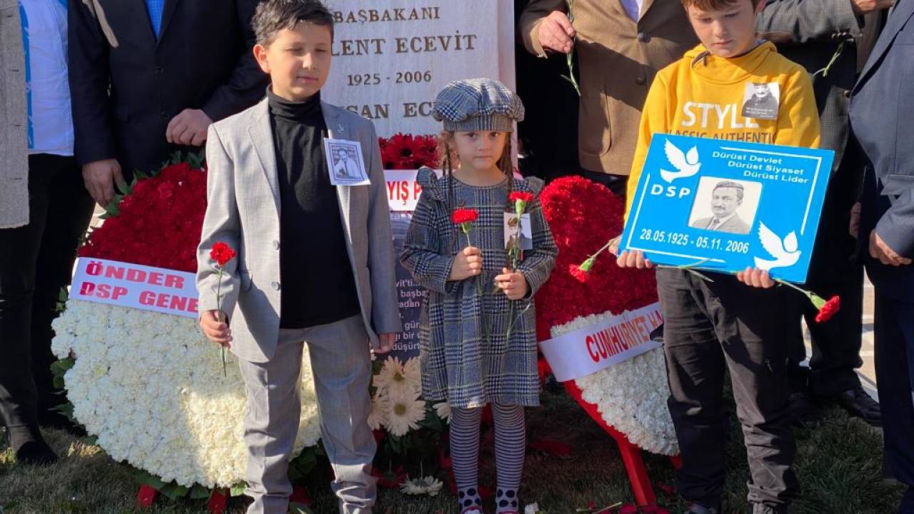 Bülent Ecevit, 16’ncı ölüm yılında mezarı başında anıldı