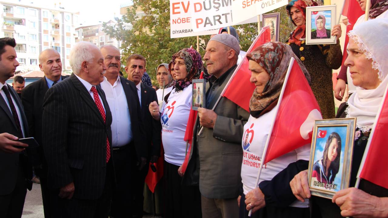Evlat nöbetindeki aileleri ziyaret eden Perinçek: HDP kapatılacak