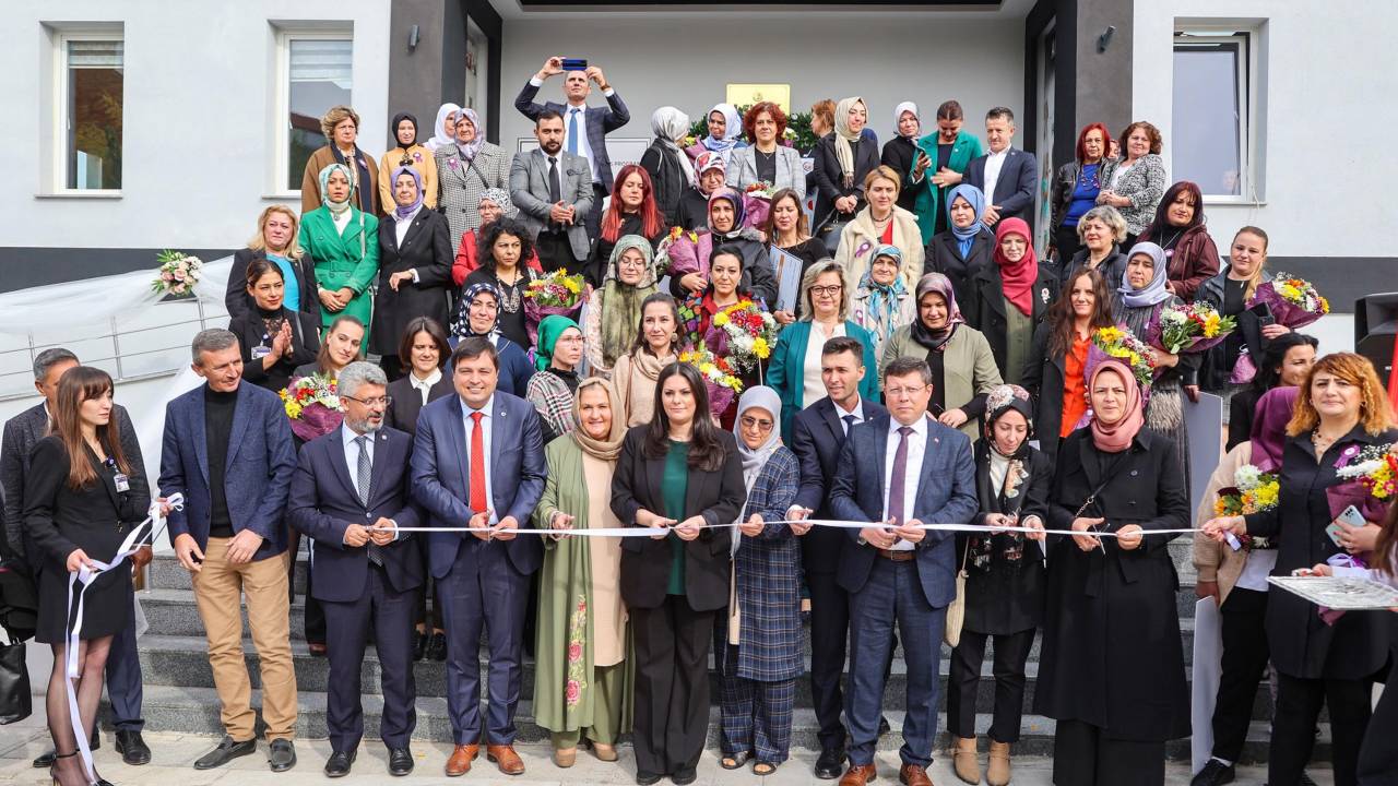 AK Parti'li Sarıeroğlu: Türkiye Yüzyılı'nın, kadınların yüzyılı olacağına da yürekten inanıyoruz