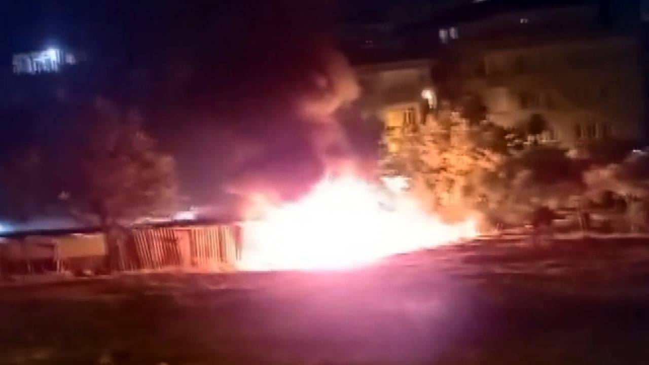 Avcılar'da Otoparkın Yanındaki Arazide Yangın: 3 Araç Yanıyordu