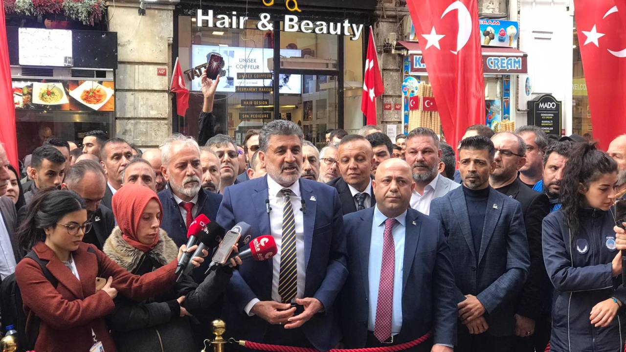 Milli Yol Partisi Genel Başkanı Çayır, Taksim'de patlamanın olduğu yere karanfil bıraktı