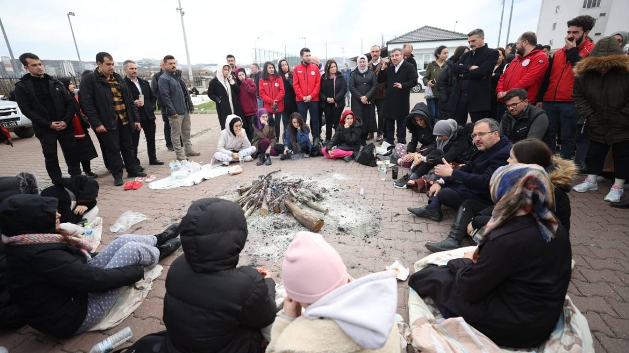 Bakan Kasapoğlu, Düzce'de hasar gören yurtları ziyaret etti