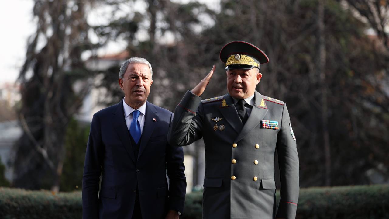 Bakan Akar, Özbekistan Savunma Bakanı Kurbanov ile görüştü