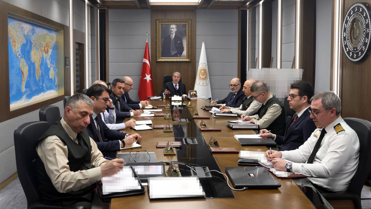 Bakan Akar'dan komutanlarla toplantı