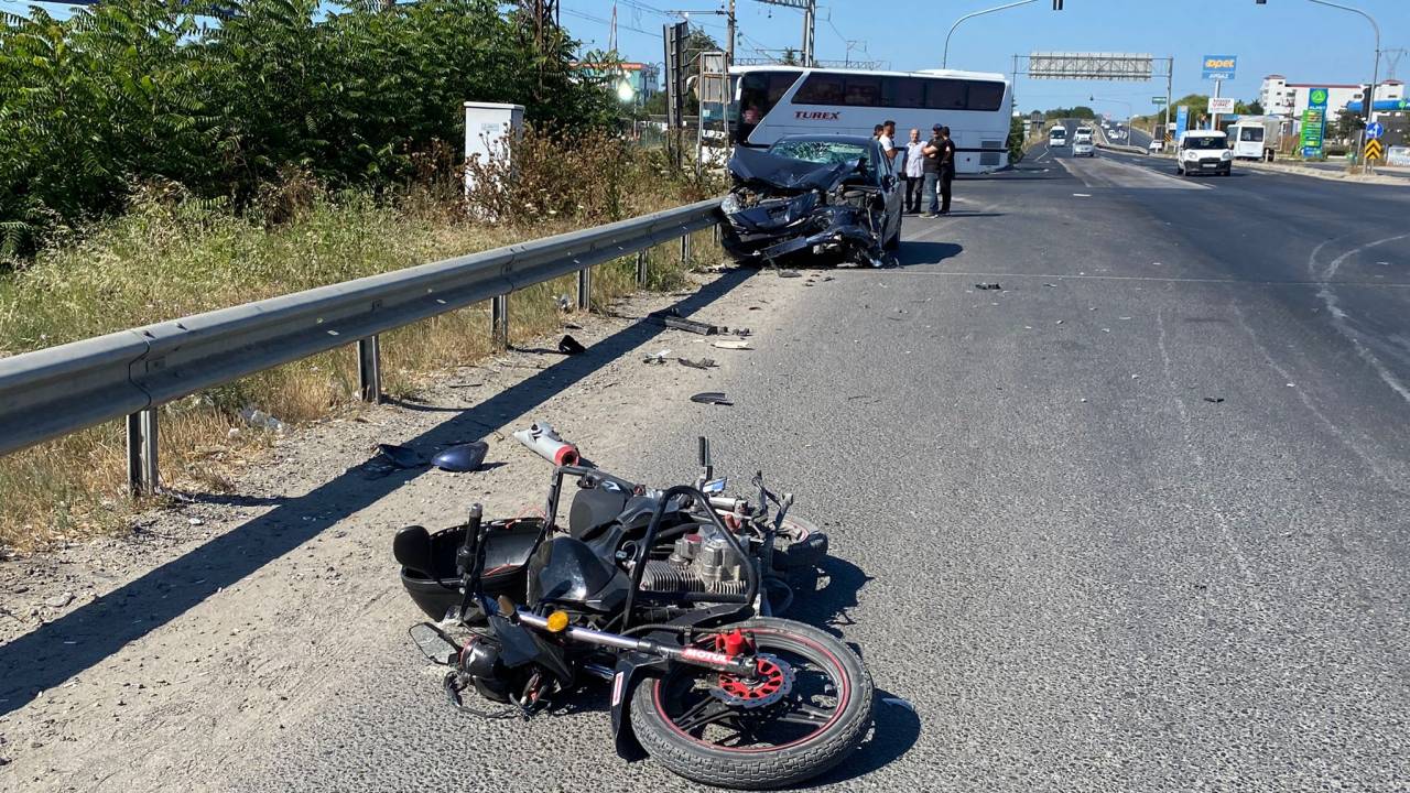 Otomobille Çarpışan Motosikletli Ağır Yaralandı