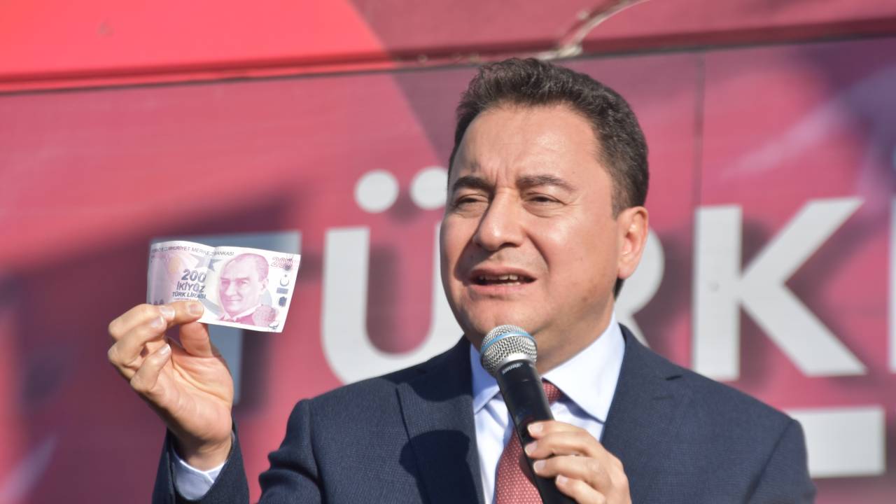 Babacan: Vatandaşlarımızla aramıza mesafe koymuyoruz