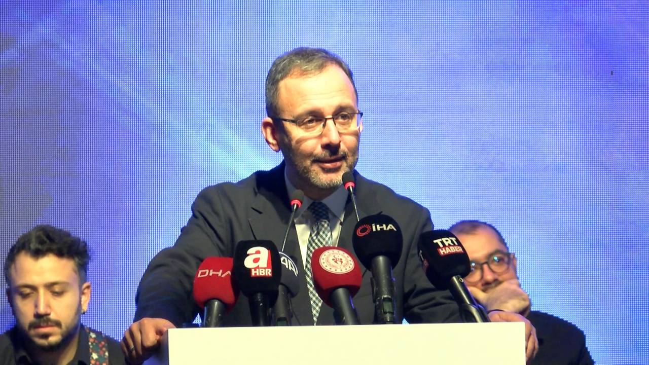 Bakan Kasapoğlu, sahnede şarkı söyledi