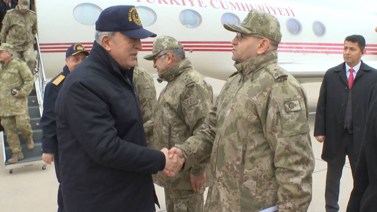 Bakan Akar, beraberindeki komutanlarla sınır hattında