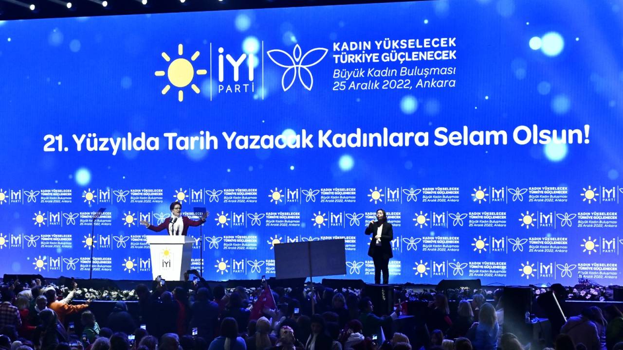 Akşener: Kadınlar siyasetin tam merkezidir