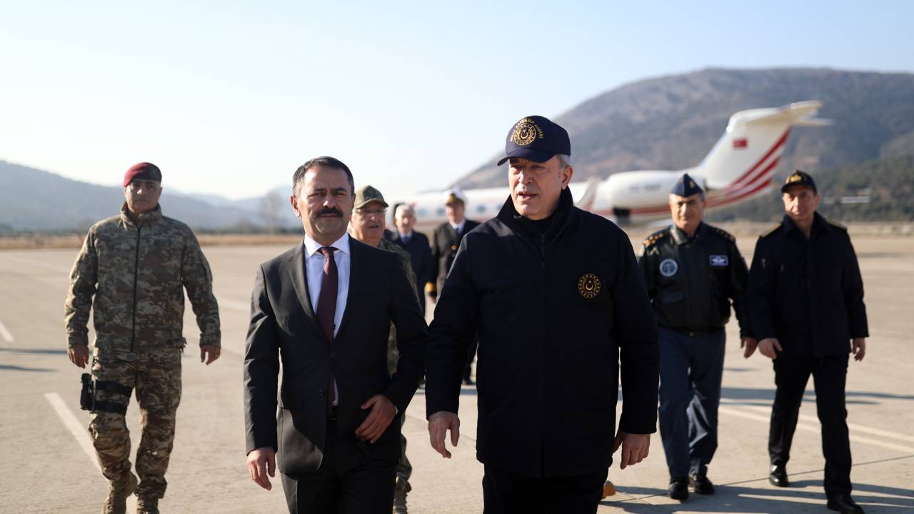 Bakan Akar ve beraberindeki TSK komuta kademesi Gökçeada'da