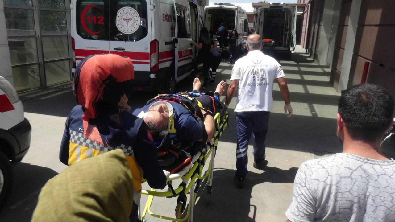 Otomobil, Tır'a Çarptı: Aynı Aileden 4 Yaralı