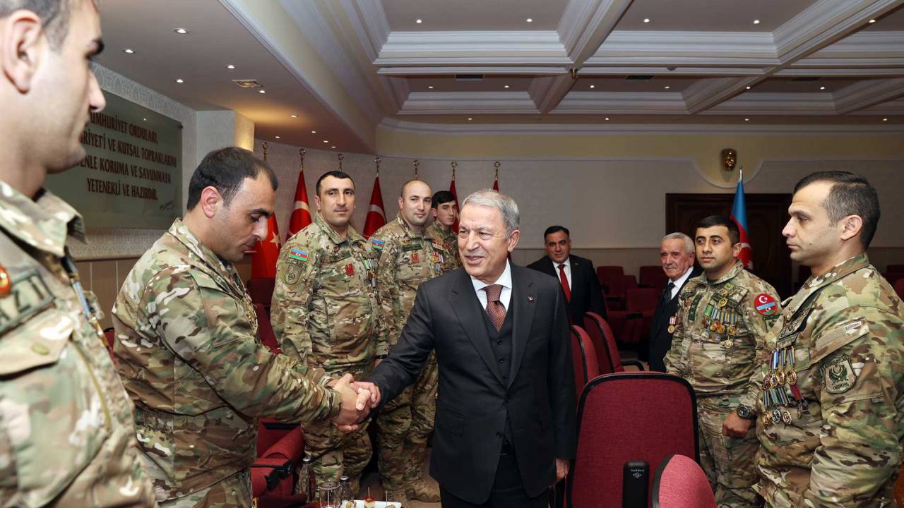 Bakan Akar 'Tek Vatan Harekatı' gazileri ile bir araya geldi