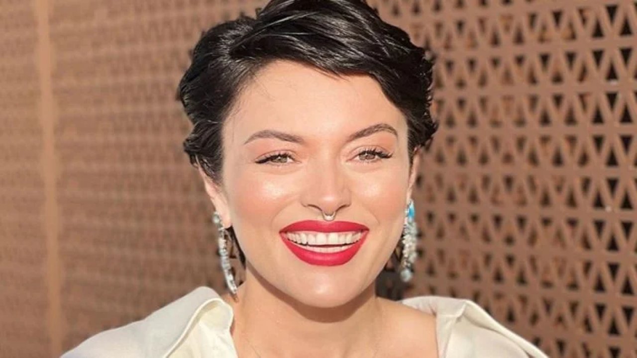 Ezgi Mola'nın merakla beklenen 'Dünyayı Değiştiren Ayten' dizisindeki partneri belli oldu