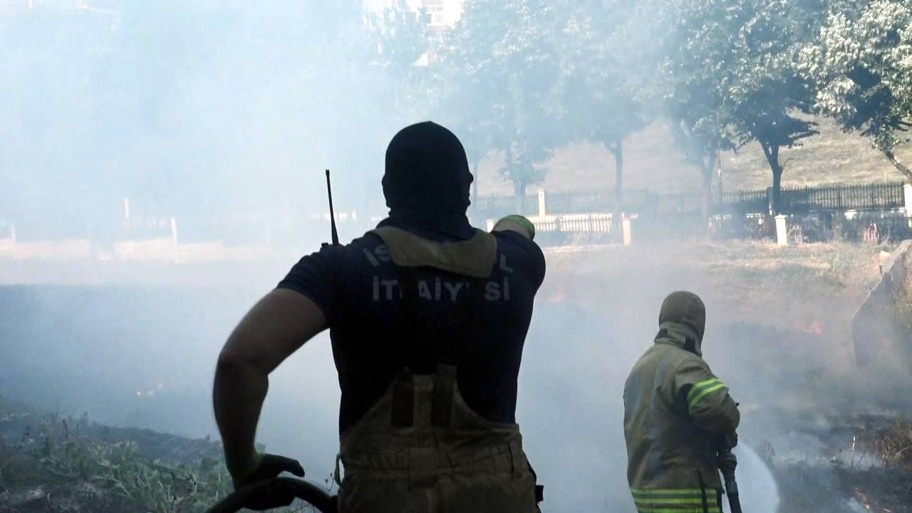 Avcılar’da Bir Saat Ara İle İki Arsada Yangın