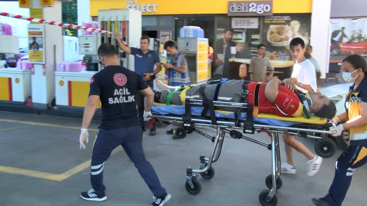 Sarıyer'de Otomobil Akaryakıt İstasyonuna Girdi, 2 Yaralı