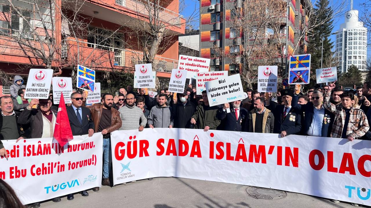 Kur'an-ı Kerim yakılması, İsveç Büyükelçiliği önünde protesto edildi