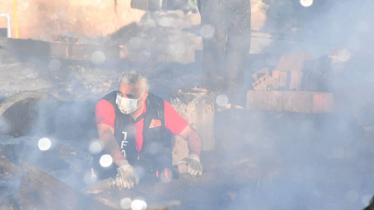 Köyde Çıkan Yangında, 2 Ev Ve 3 Ahır Kullanılamaz Hale Geldi