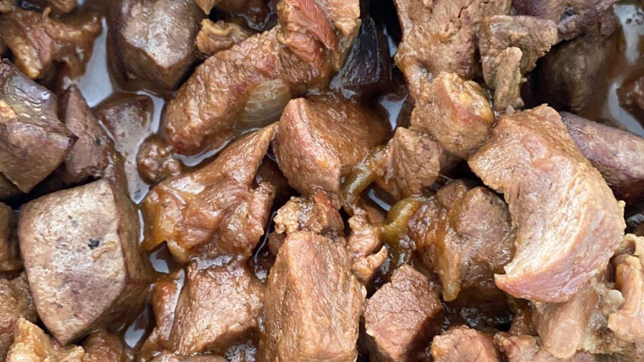 Kırmızı et pişirirken aklınızda bulunsun. Etin yumuşacık olmasını sağlıyor