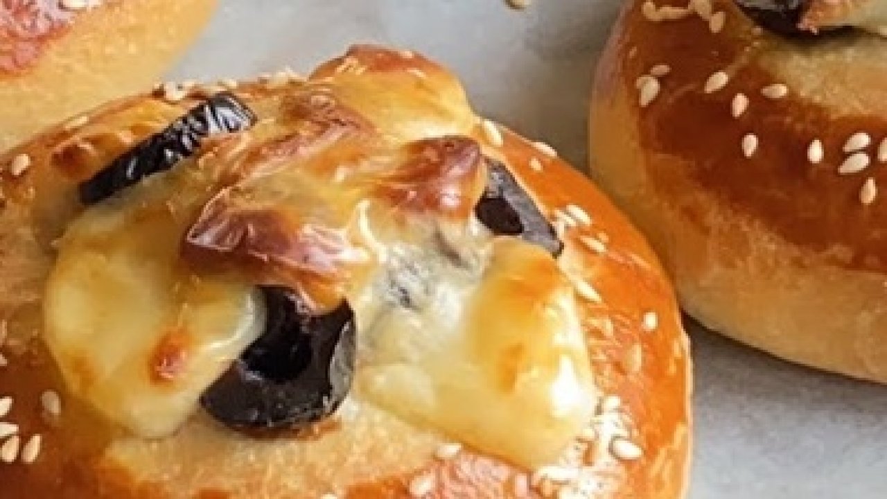 Pizza tadında poğaça.. Poğaçaların en güzeli.. Üstelik böyle çok daha hızlı pişiyor