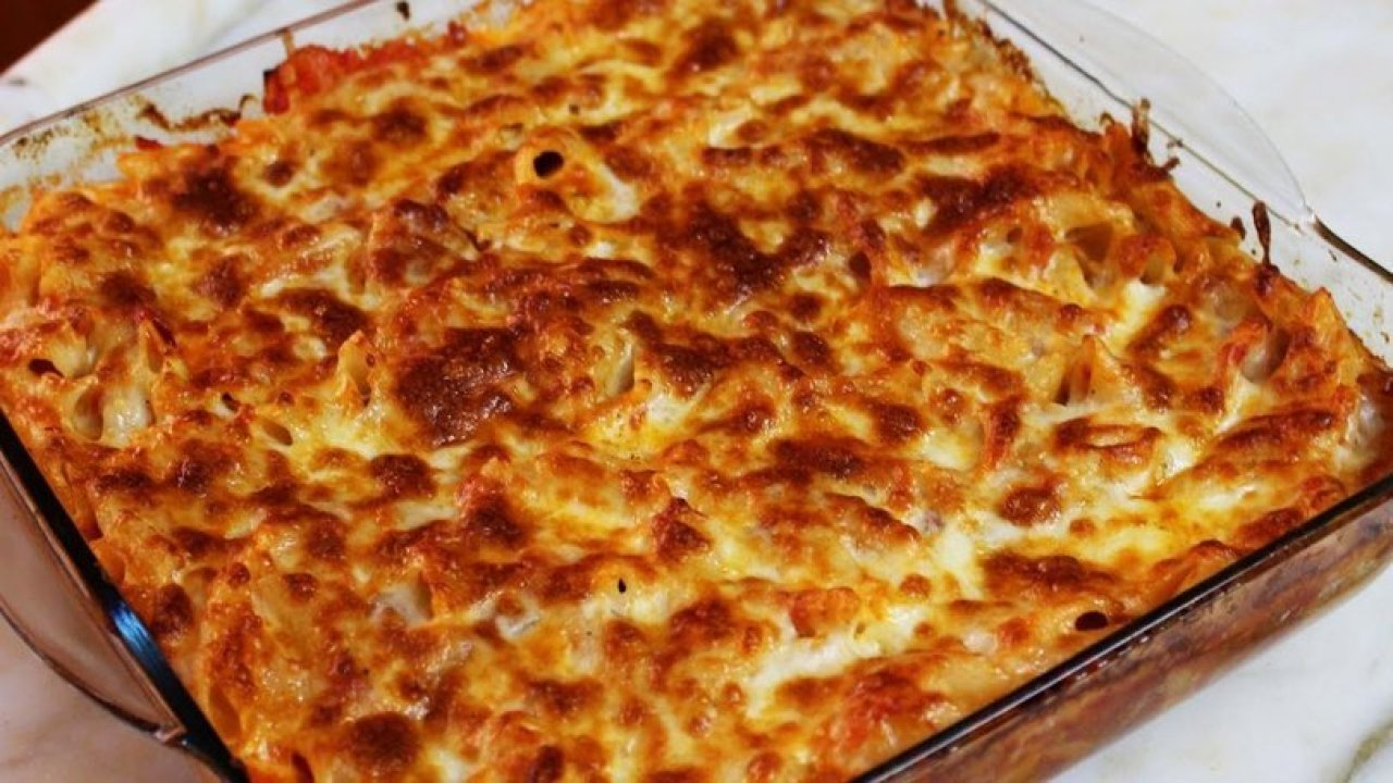 Yiyen doymuyor, herkes tarifin peşinden koşuyor! 15 dakikada Beşamel Soslu Makarna tarifi