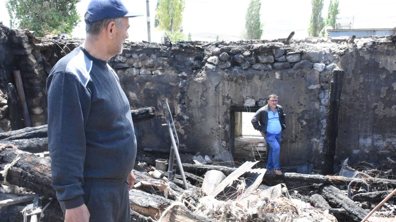 Köyde, 2 Ev Ve 3 Ahırın Küle Döndüğü Yangında Elektrik Tesisatı Şüphesi