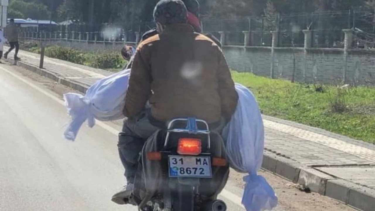 Hatay'dan utandıran kare! Cenazelerini, kendi motosikletleriyle taşıdılar...