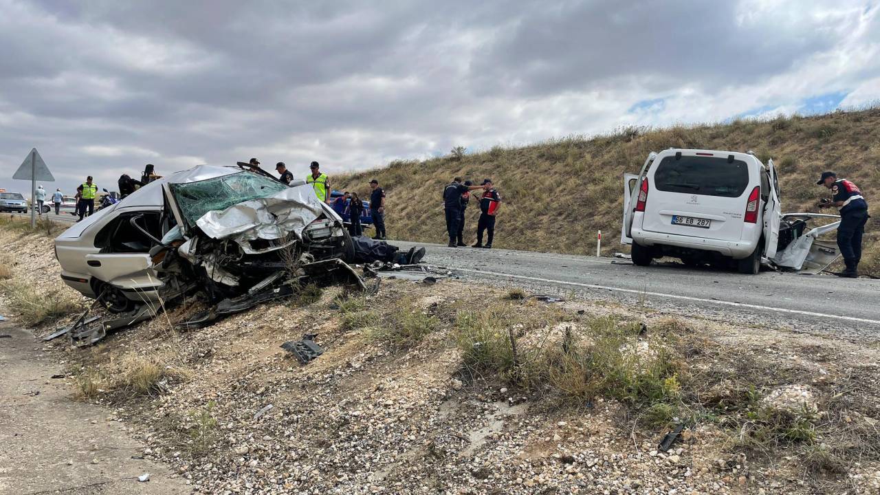 Yozgat'ta Otomobil İle Hafif Ticari Araç Çarpıştı: 2 Ölü, 4 Yaralı