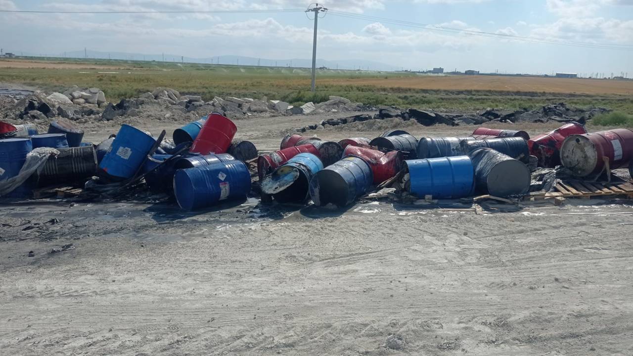 Konya'da 2 Mahalleye İçerisi Asit Dolu Variller Bırakıldı, 20 Küçükbaş Yaralandı