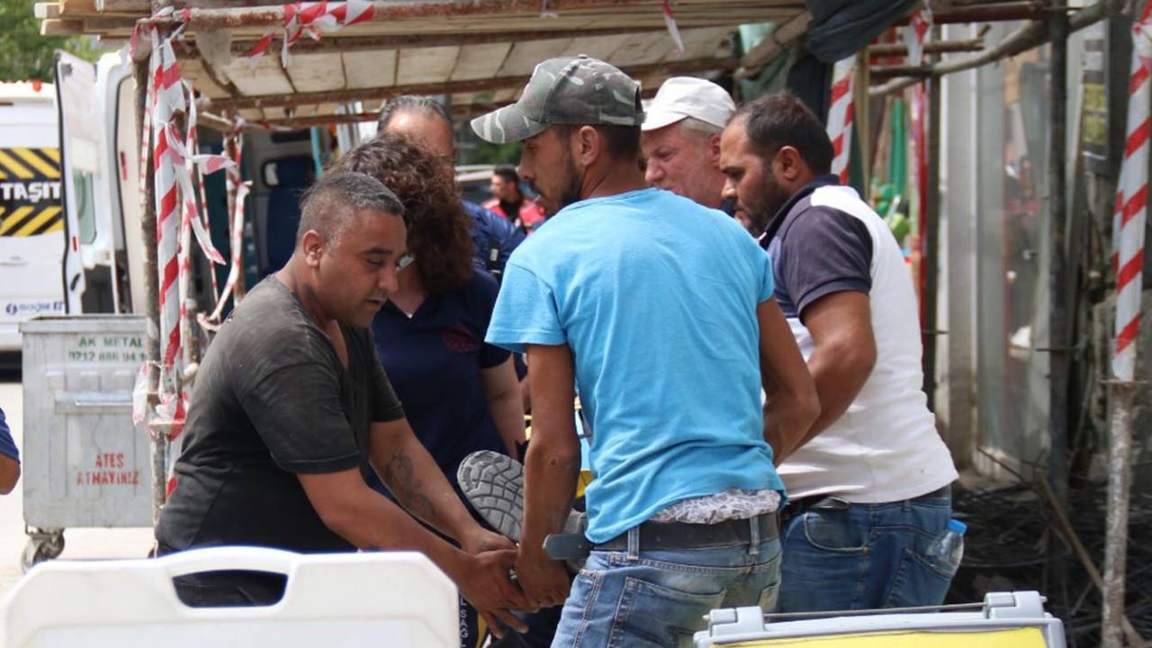 Boş Binanın Yıkımı Sırasında Üzerine Kolon Devrildi