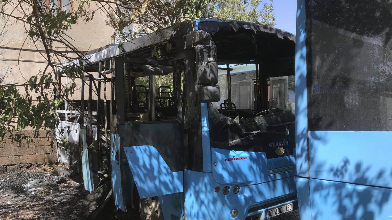 Derik'te Park Halindeki Midibüs Yandı