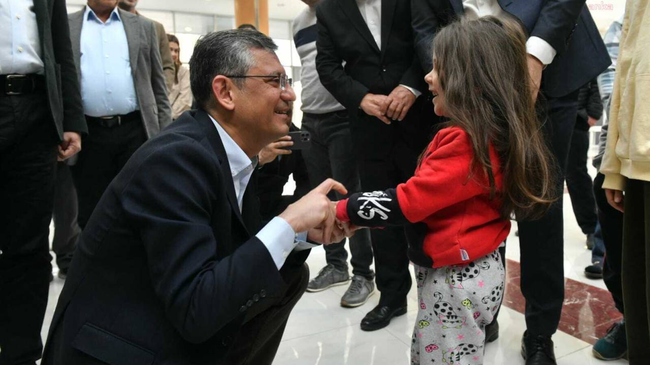 Özgür Özel, Mersin Yenişehir Belediyesi Giysi Evi'nde Depremzedeleri Ziyaret Etti