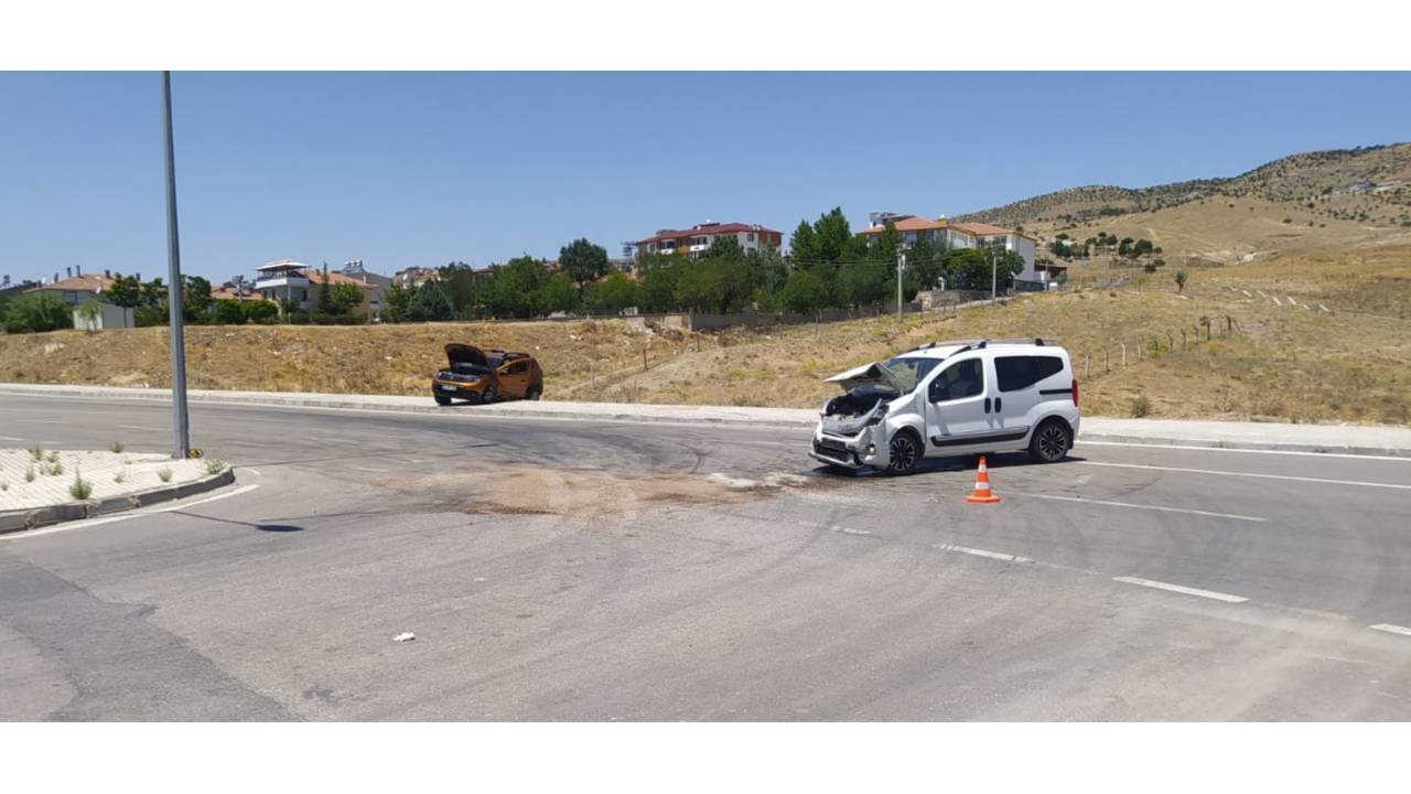 Hafif Ticari Araçla Otomobil Çarpıştı: 5 Yaralı