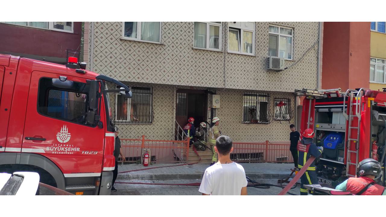 Kağıthane'de 4 Katlı Binanın Giriş Katında Yangın
