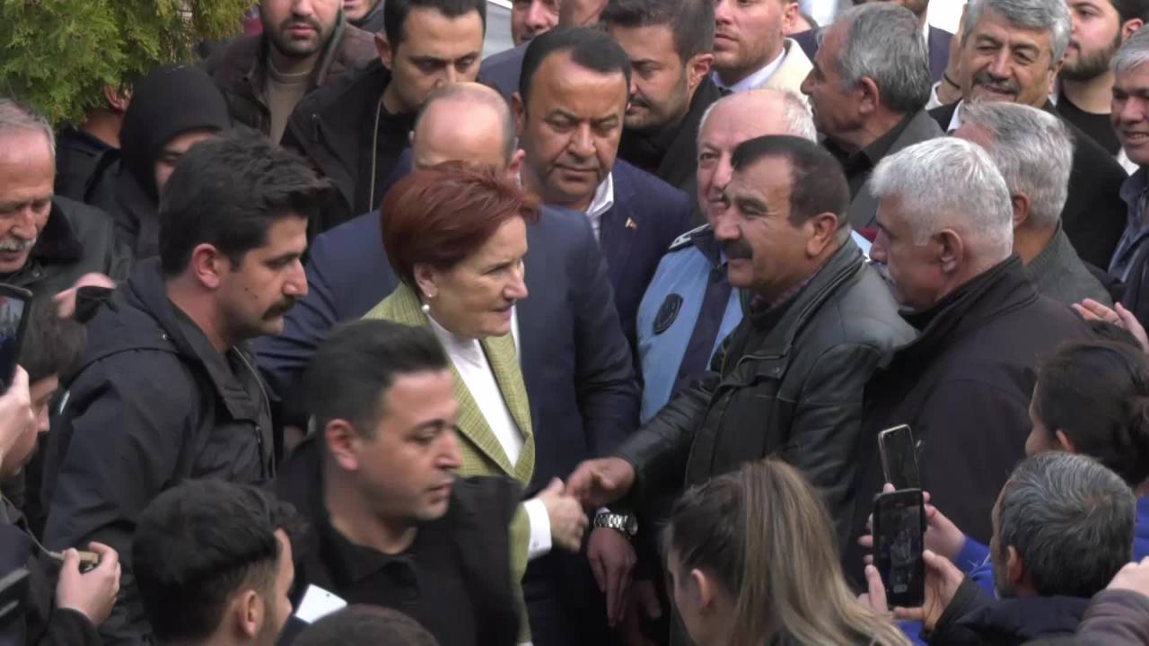 Meral Akşener, Ankara’da Kalan Depremzedeleri Ziyaret Etti