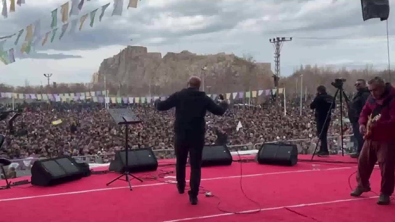 Van'da Nevruz Kutlamalarına Katılan Hakkı Saruhan Oluç: "Bu Nevruz İktidarı Değiştirme Nevruz'udur"