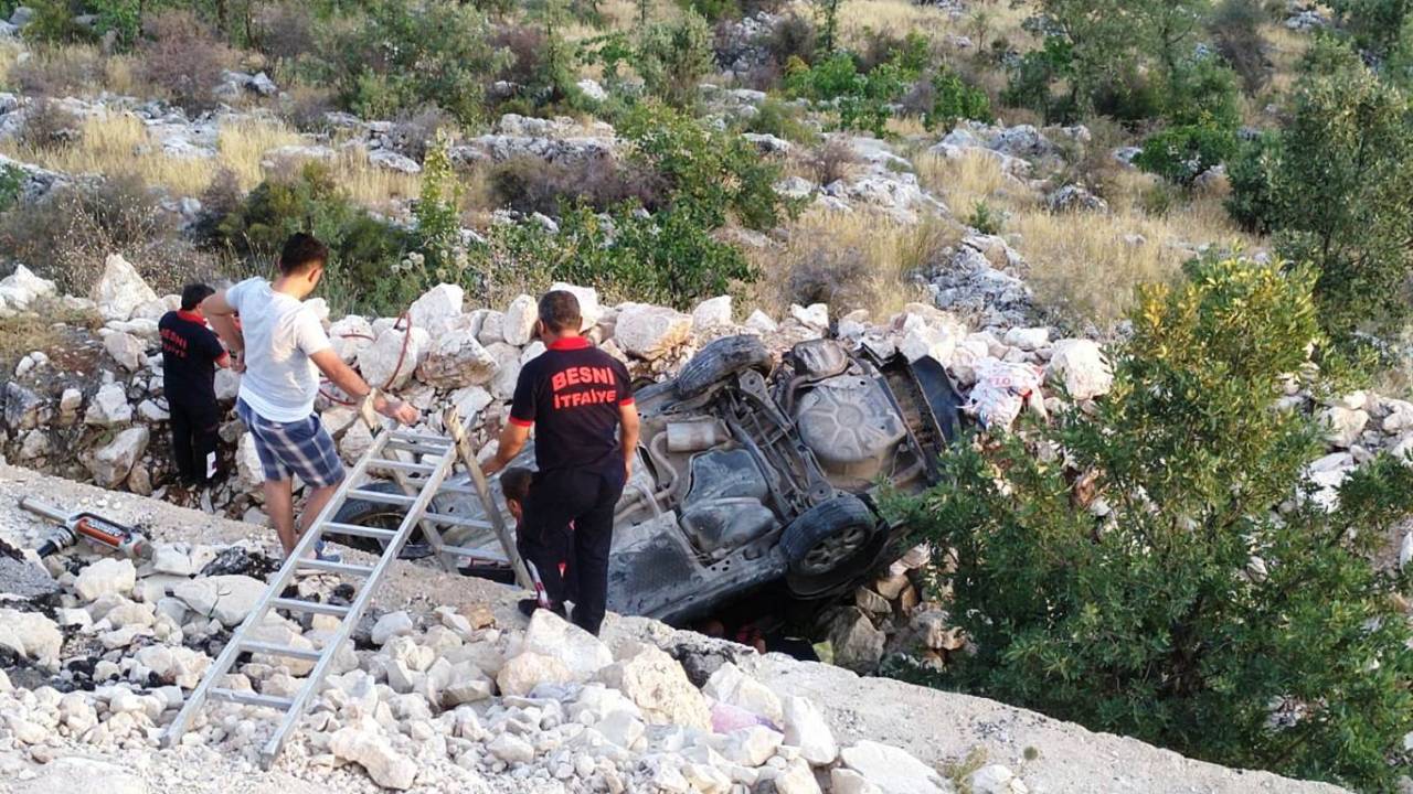 Adıyaman'da, Kamyonet İle Otomobil Çarpıştı: 2 Ölü, 10 Yaralı
