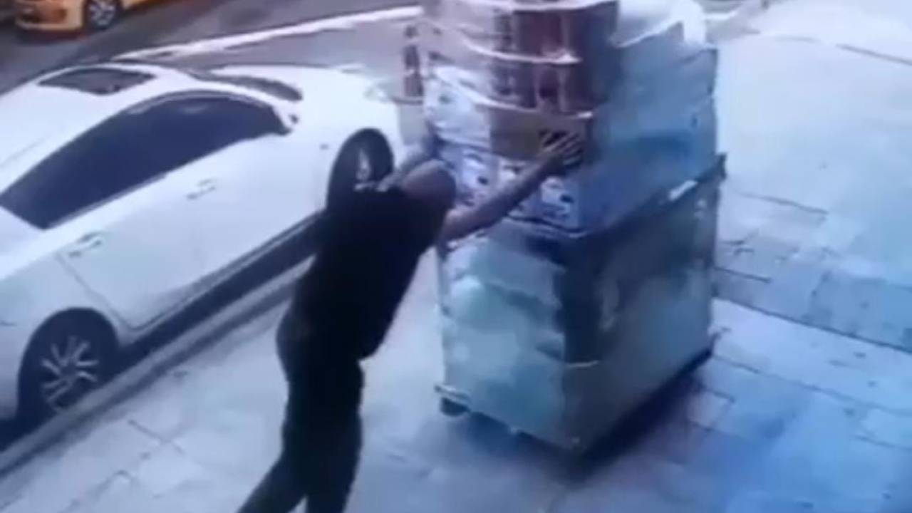 Market Çalışanı Taşıdığı Ürünlerin Altında Kaldı; O Anlar Kamerada