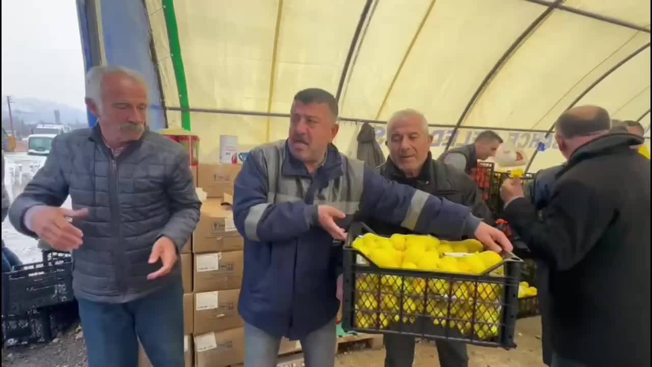 Veli Ağbaba, Malatya’da Yağışlar Nedeniyle Su Basan Çadırkentte Depremzedelere Portakal Ve Limon Dağıttı