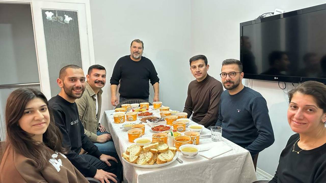 Chp Gençlik Kolları Genel Başkanı Gençosman Killik İzmir'de Depremzedelerle İftar Yaptı