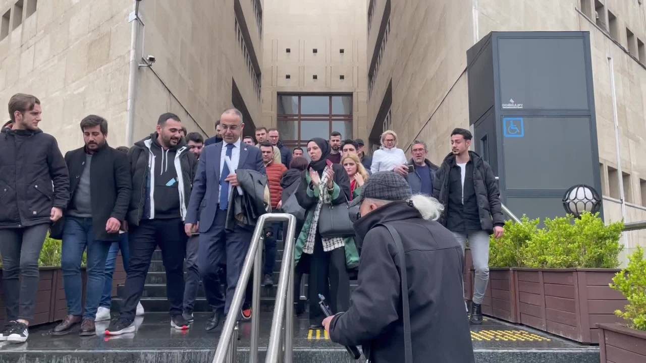 Bursa’da “Erdoğan Sayesinde” Etiketleri Nedeniyle Gözaltına Alınan Chp Gençlik Kolları Üyesi Serbest Bırakıldı