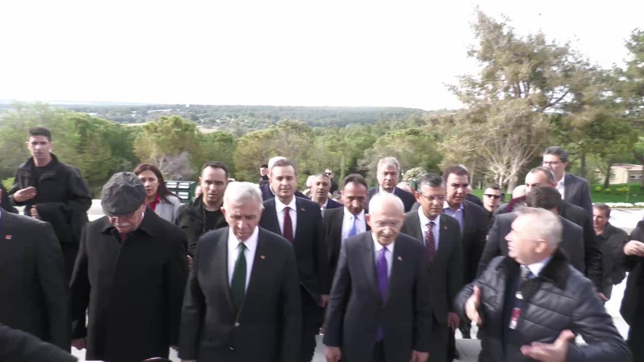 Cumhurbaşkanı Adayı Kılıçdaroğlu, Çanakkale Şehitlikleri’ni Ziyaret Etti