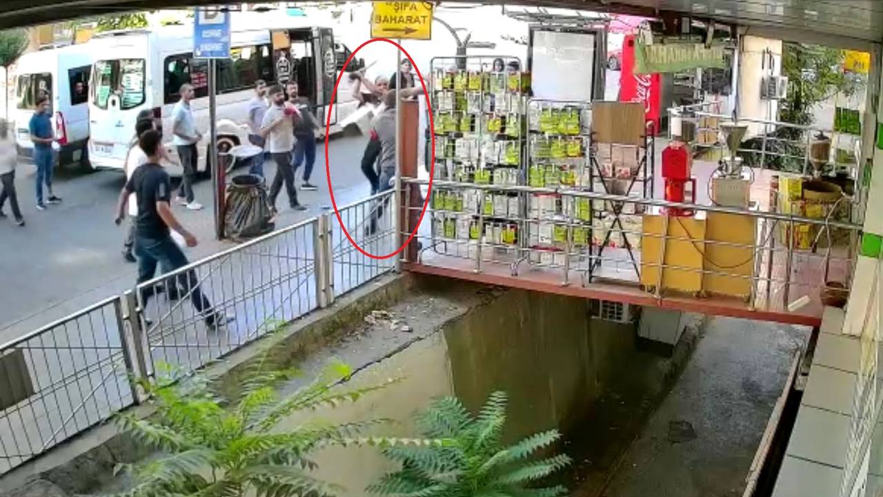 Kavga Eden Sürücüler Ayırmaya Çalışan Temizlik Görevlisinin Kürek Ve Süpürgesini De Kullandı