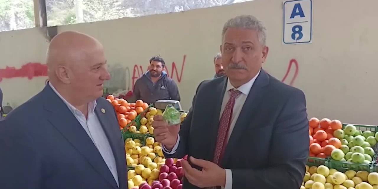 Artvin Borçka'da Pazarcı, 40 Tl'lik İçinde 8 Erik Bulunan Paketlere Nazar Boncuğu Taktı